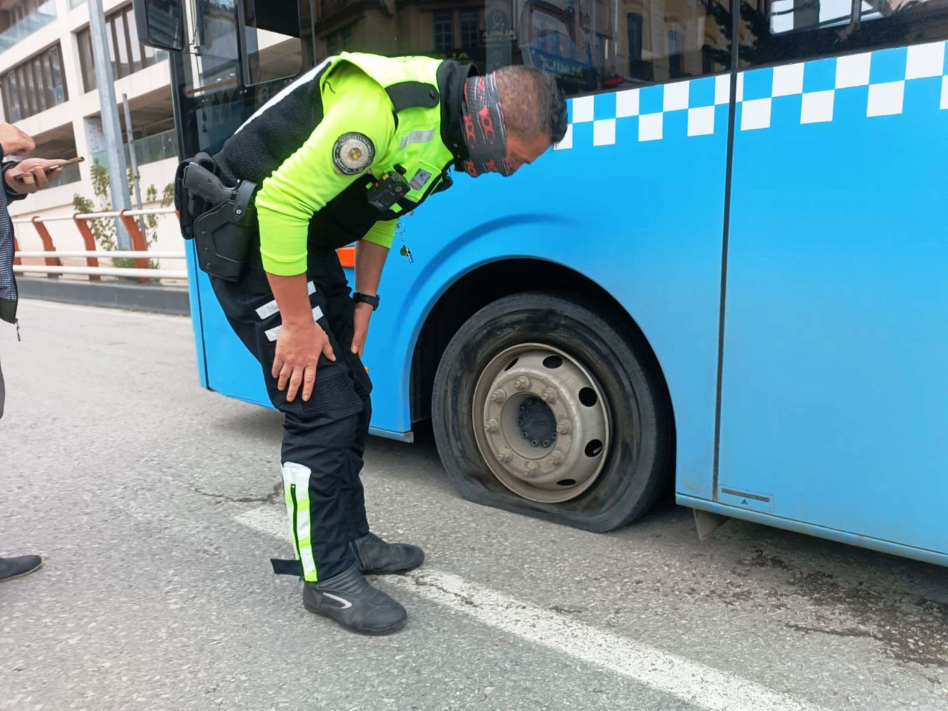 Otobüsün lastiği bomba gibi patladı, sürücünün dikkati faciayı önledi