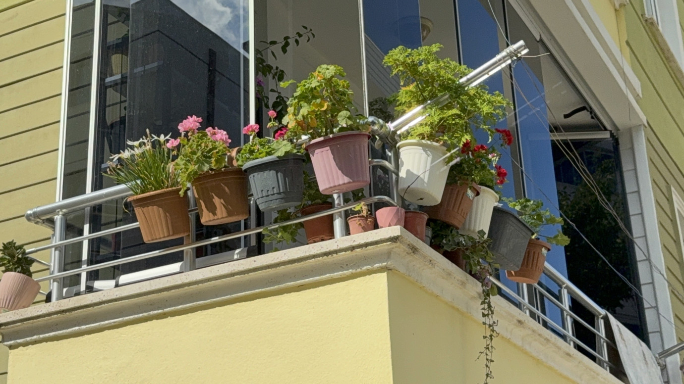 Çiçeklere çamaşır suyu dökme kavgası güvenlik kamerasına yansıdı