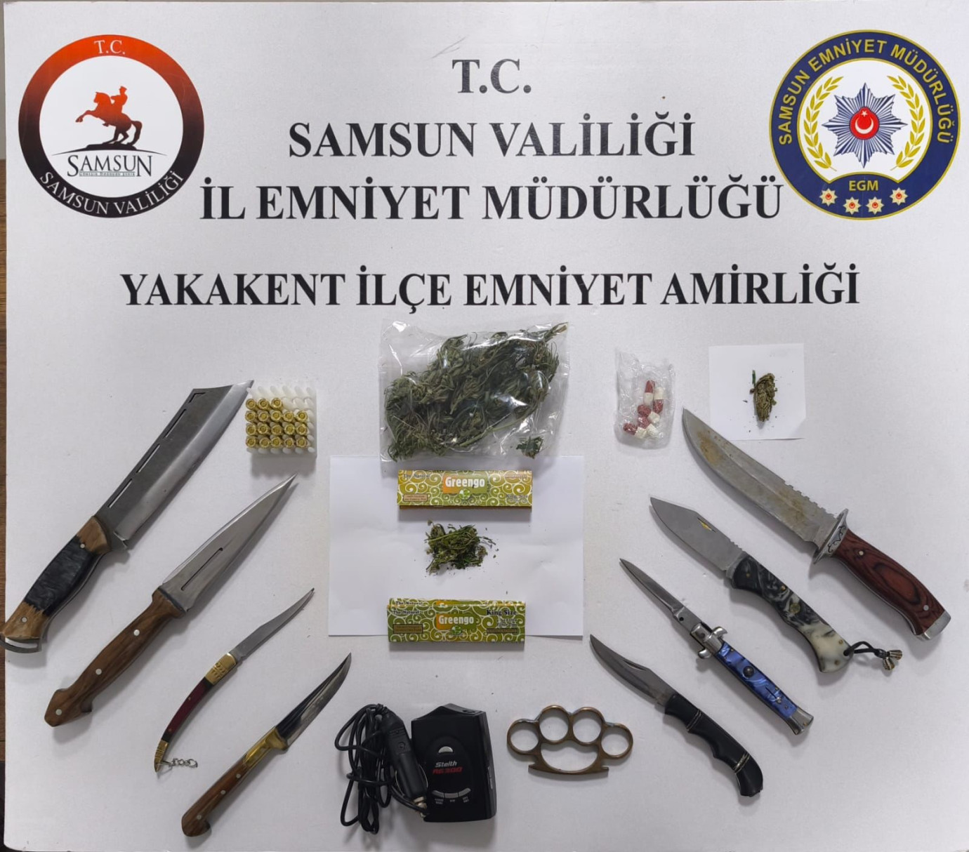 Narko alan uygulamasında silah, uyuşturucu ve radar tespit cihazı ele geçirildi