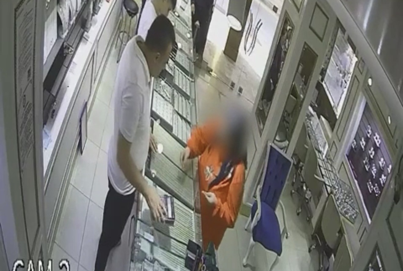 Yardıma gittiği komşusunun 200 bin TL'lik altılarını çalmıştı: Kadının altınları kuyumcuya satma anı kamerada