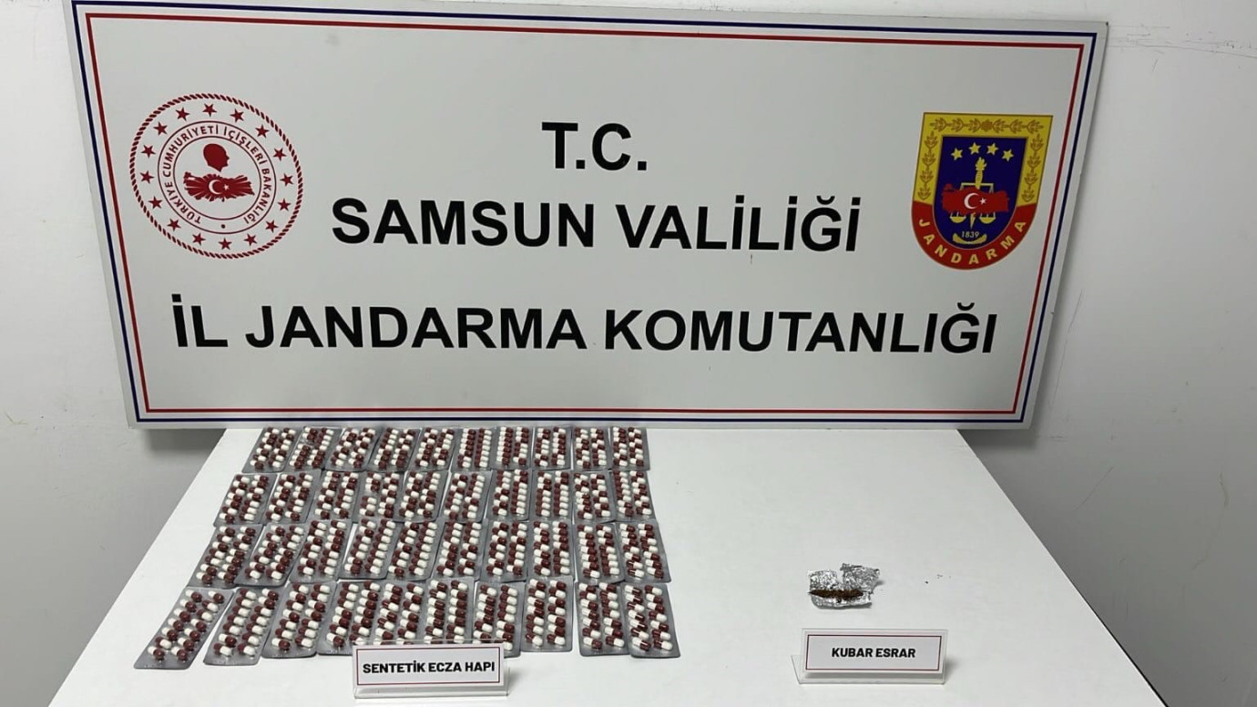  Jandarma taksideki yolcuları uyuşturucuyla yakaladı