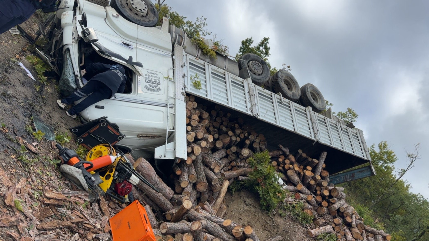  Samsun'da odun yüklü kamyon şarampole devrildi: 1 ölü