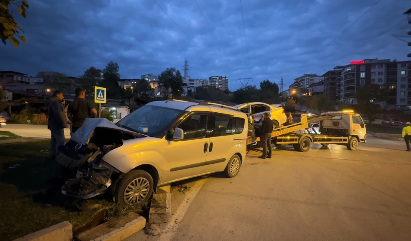 Samsun'da sıkışmalı trafik kazası: 2 yaralı