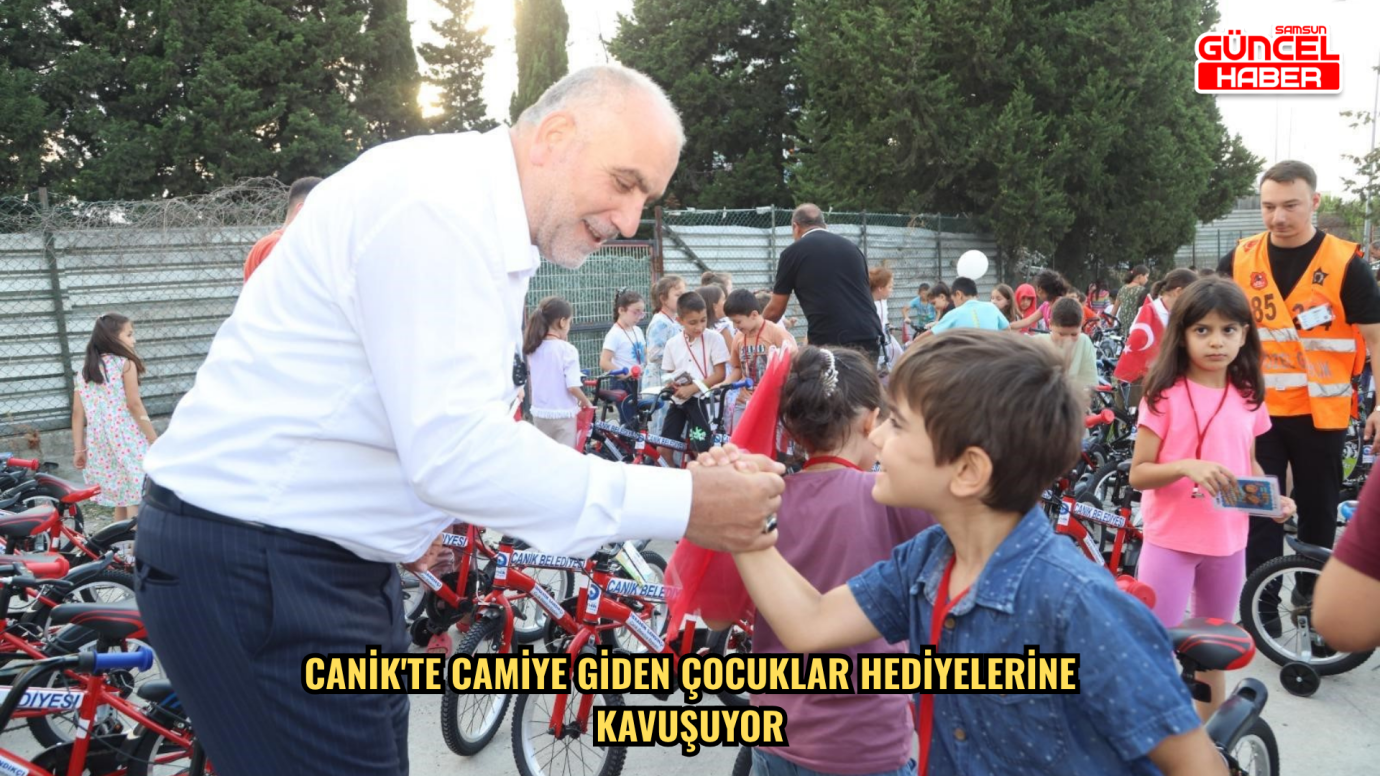 Canik'te camiye giden çocuklar hediyelerine kavuşuyor