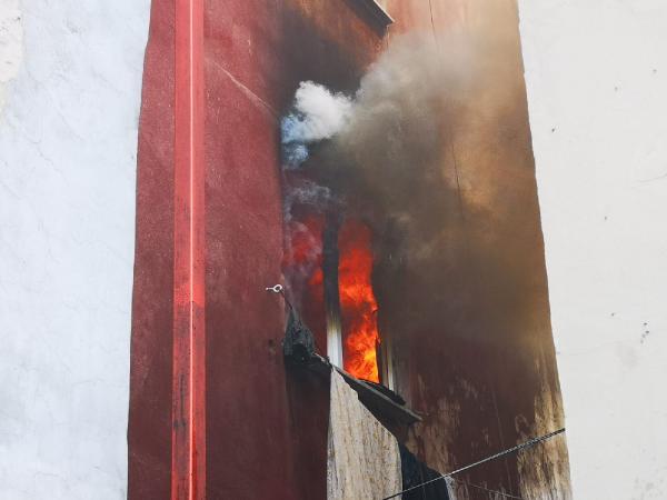 Apartman cayır cayır yanıyor