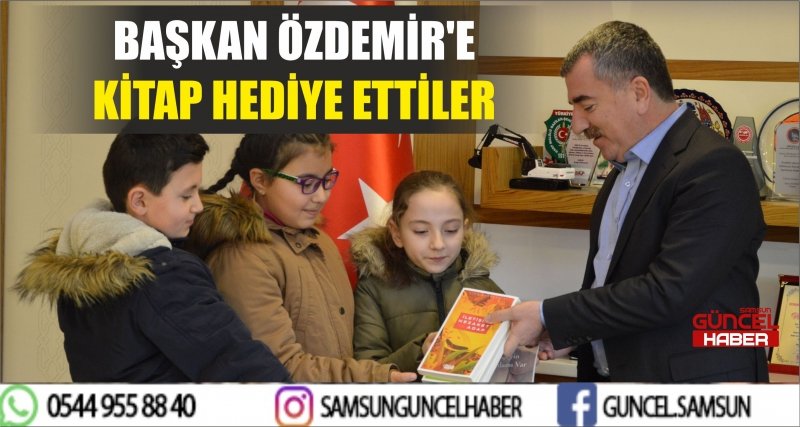 BAŞKAN ÖZDEMİR'E KİTAP HEDİYE ETTİLER