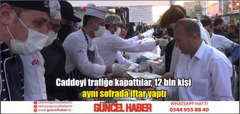 Caddeyi trafiğe kapattılar, 12 bin kişi aynı sofrada iftar yaptı