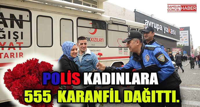 Polisler Kadınlara 555  karanfil dağıttı.