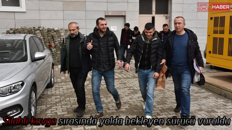 Silahlı kavga sırasında yolda bekleyen sürücü vuruldu