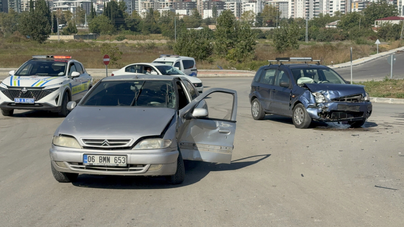 Samsun'da 2 otomobil çarpıştı: 2 yaralı