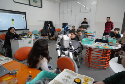 Türkiye’nin nüfusa kayıtlı ilk robotu CANİKMAN öğrencilerle buluştu